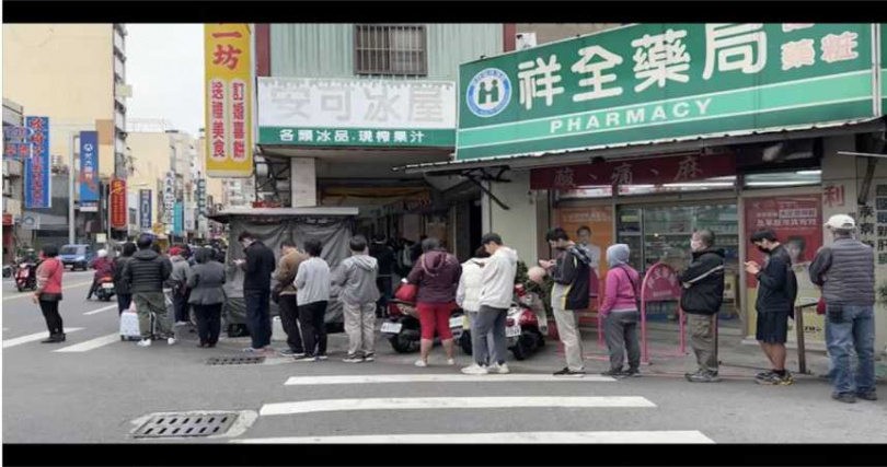 彰化名店「不二坊蛋黃酥」每次都吸引大批民眾排隊購買，這次中秋電話訂購後也要到現場取貨。（圖／民眾提供）